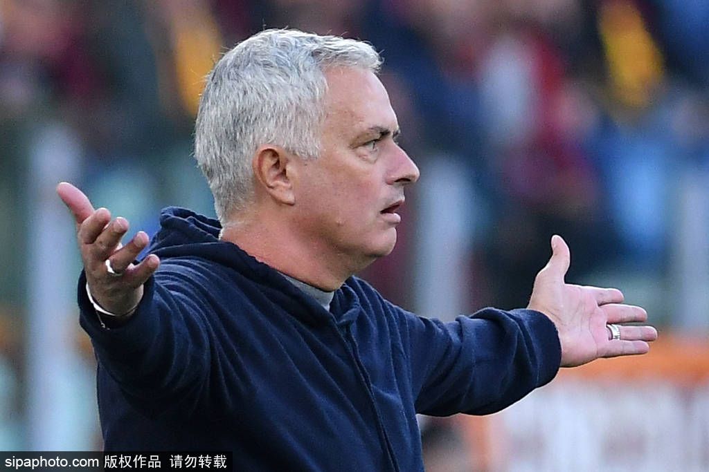 留守少年吴仁耀和他多年未归的父亲以及少女欢颂连同他大哥欢歌伙同他们的鬼火摩托车队伙伴们在海岸边与大城市之间发生的一幕幕爱恨情仇悲欢离合交织成的一个燃情而耐刷的故事